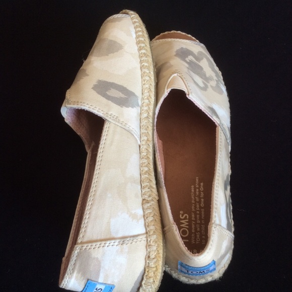 NWOB Toms Open Toe Camo Flats, Sz W8.5 - Picture 6 of 10
